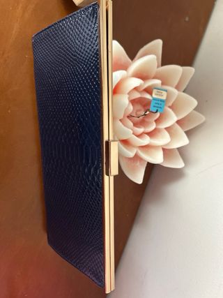 Bolso de fiesta rígido azul noche con dorado.