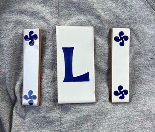 Letras cenefa cerámica azul y blanco