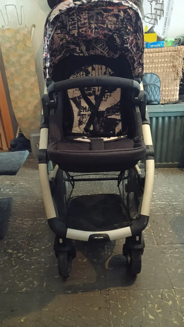 Carrito de bebé con diseño urbano