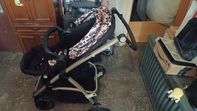 Carrito de bebé con diseño urbano