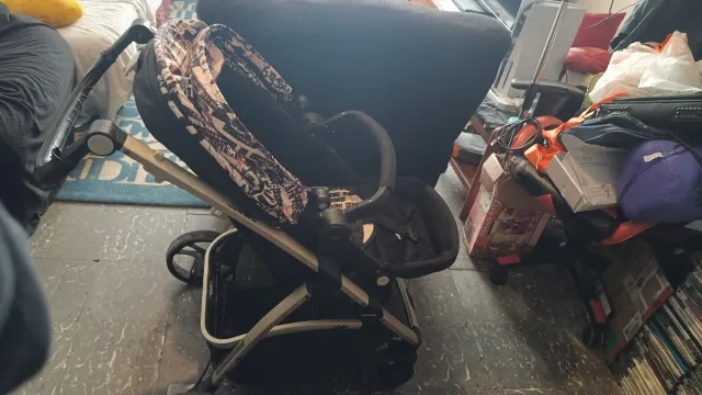 Carrito de bebé con diseño urbano