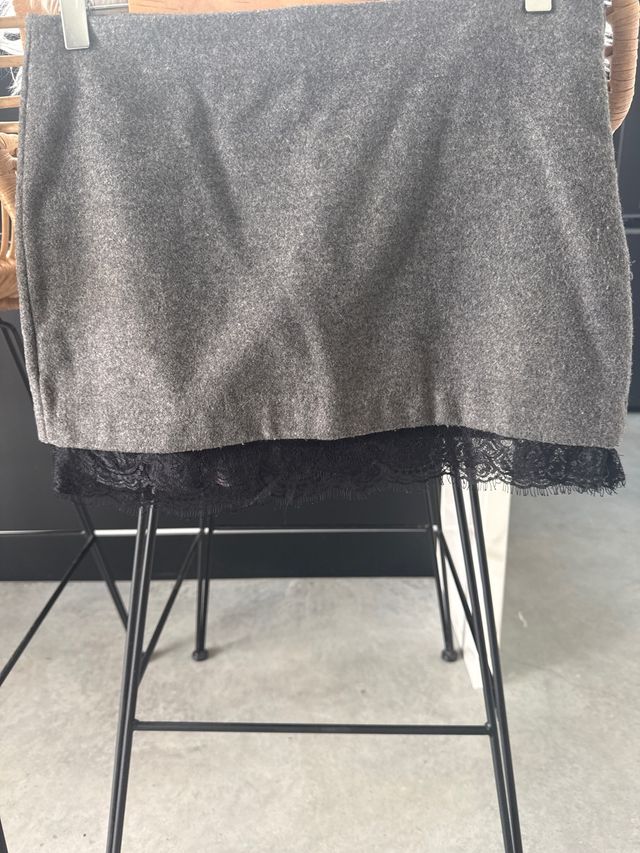 Falda paño gris con encaje negro