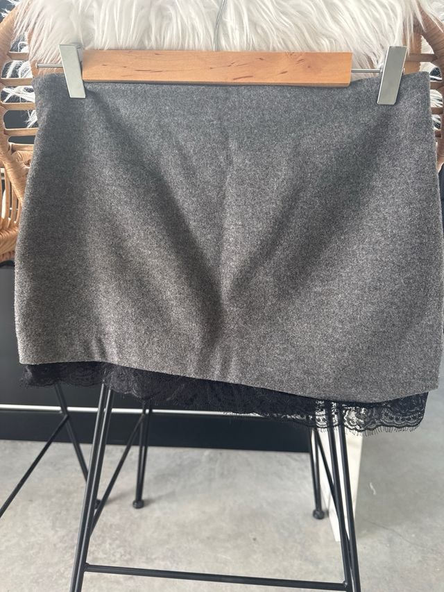 Falda paño gris con encaje negro
