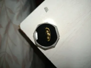 Anillo dorado con detalles