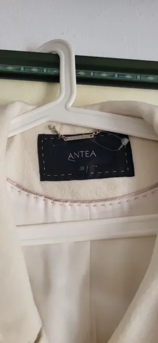 Abrigo beige elegante, marca Antea
