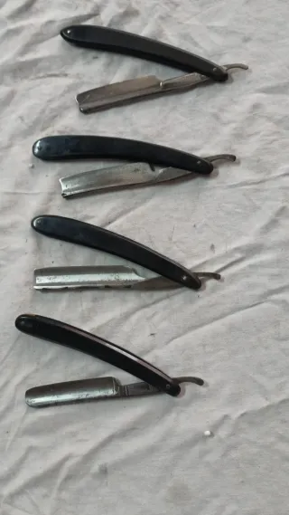 Collezione di 4 vecchi coltelli