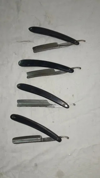 Collezione di 4 vecchi coltelli