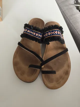 Lote 2 pares sandalias marrones y multicolor