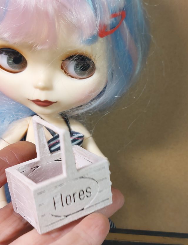 Cesta Flores Madera Escala 1:6 Blythe. artesanal