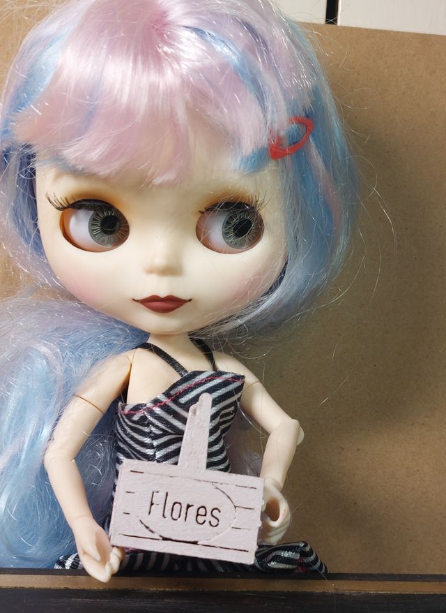 Cesta Flores Madera Escala 1:6 Blythe. artesanal