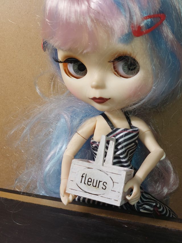 Cesta Flores Madera Escala 1:6 Blythe. artesanal