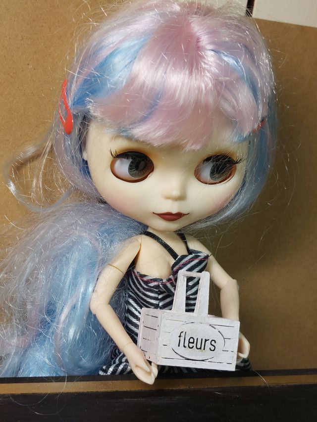 Cesta Flores Madera Escala 1:6 Blythe. artesanal