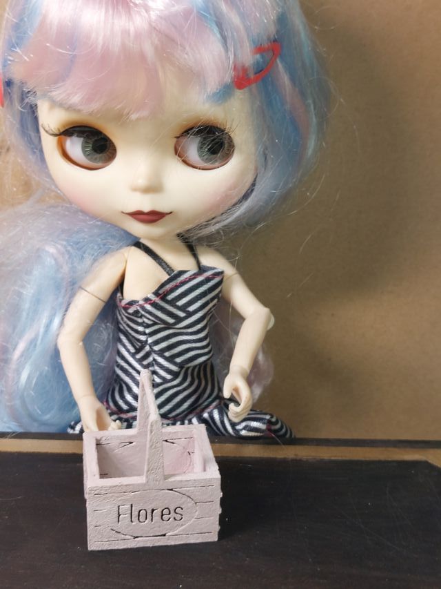 Cesta Flores Madera Escala 1:6 Blythe. artesanal