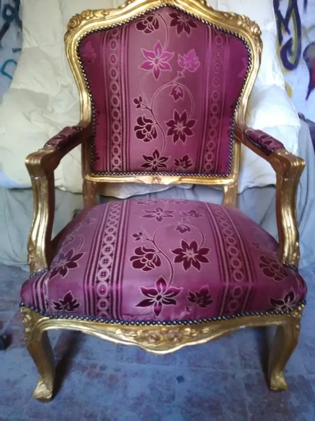 Cuatro  tronos dorados con pan de oro y tapicería