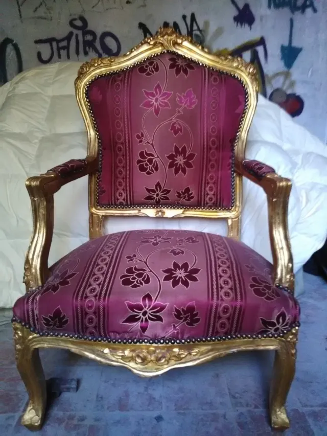 Cuatro  tronos dorados con pan de oro y tapicería