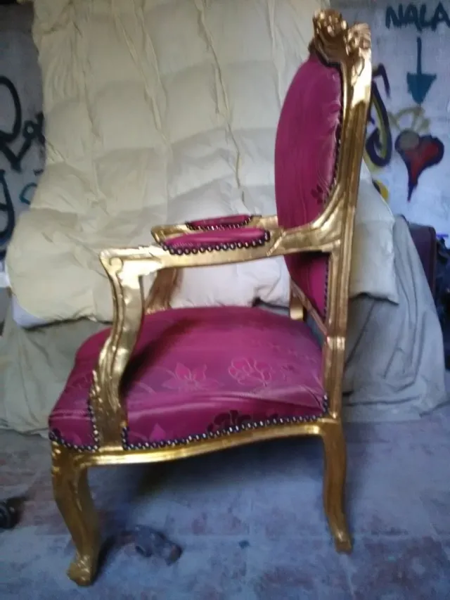 Cuatro  tronos dorados con pan de oro y tapicería