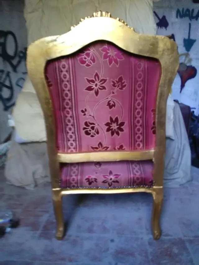 Cuatro  tronos dorados con pan de oro y tapicería