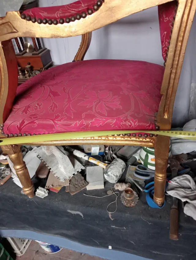 Cuatro  tronos dorados con pan de oro y tapicería