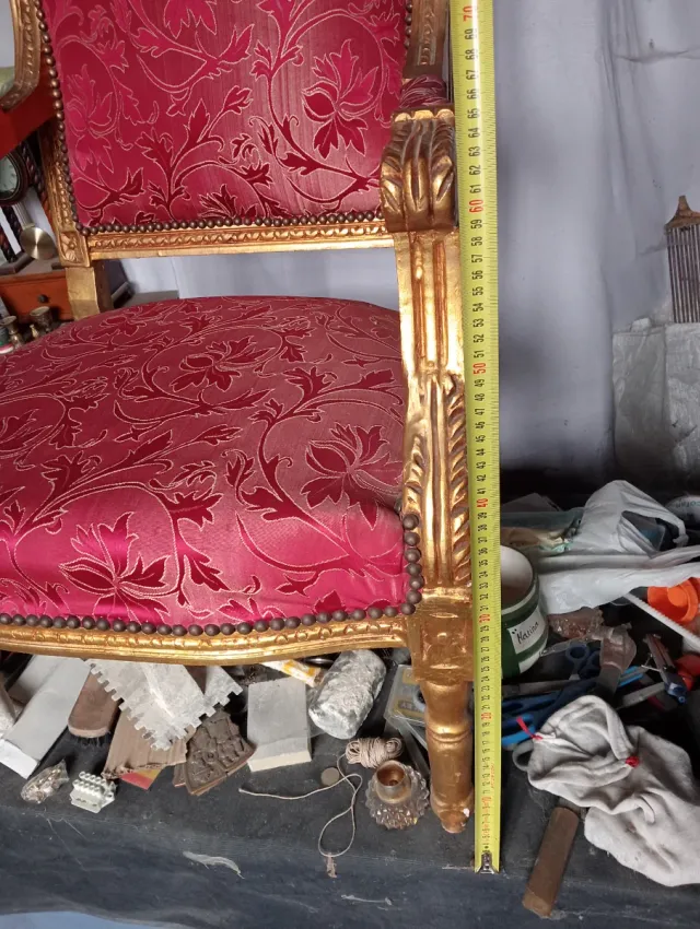 Cuatro  tronos dorados con pan de oro y tapicería