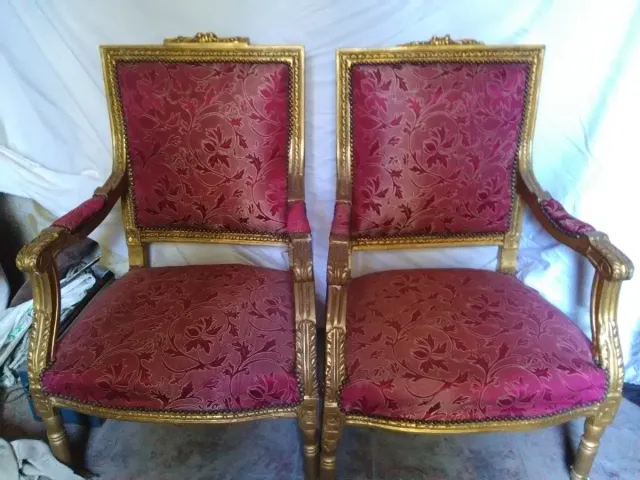 Cuatro  tronos dorados con pan de oro y tapicería