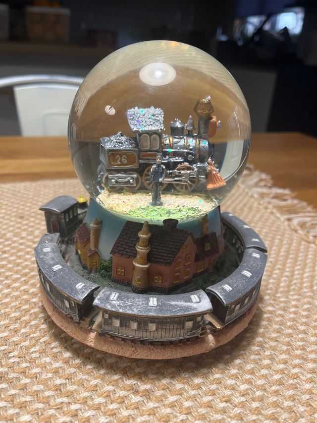 Sfera d'acqua con design di treno vintage