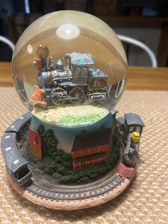 Sfera d'acqua con design di treno vintage