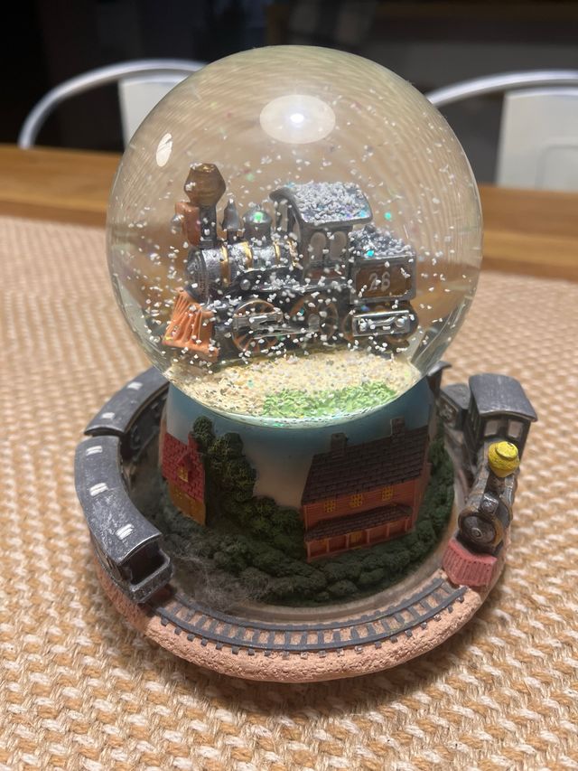 Sfera d'acqua con design di treno vintage