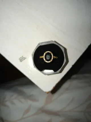 Anillo ovalado con circonitas doradas