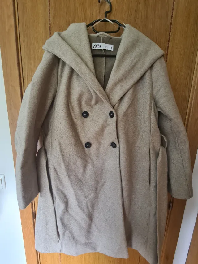 Abrigo Zara Beige con Capucha