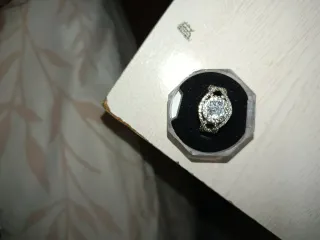 Anillo plateado con circonitas