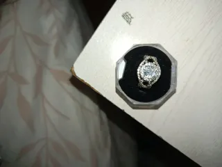 Anillo plateado con circonitas