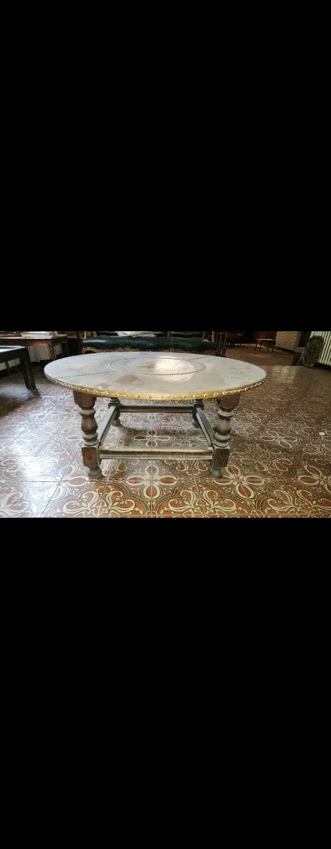 Mesa antigua en madera y tapa de cobre
