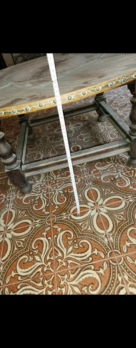 Mesa antigua en madera y tapa de cobre