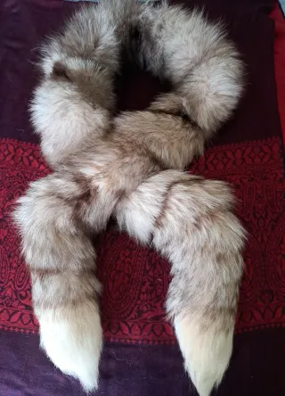 Estola de pelo de raposa bege e castanho