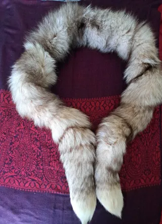 Estola de pelo de raposa bege e castanho