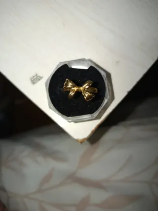 Anillo dorado con diseño de lazo