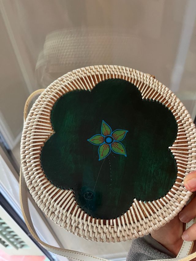 Bolso redondo tecido à mão