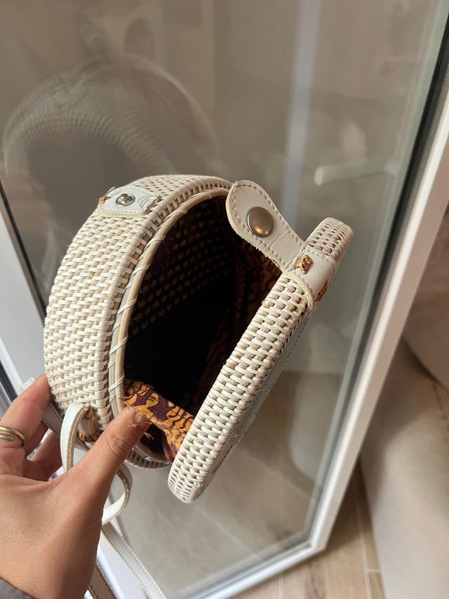 Bolso redondo tecido à mão