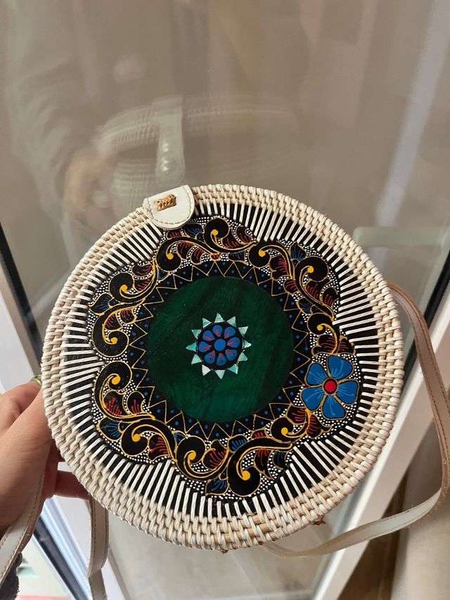 Bolso redondo tecido à mão