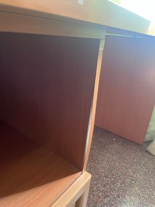 Escritorio de madera con cajones
