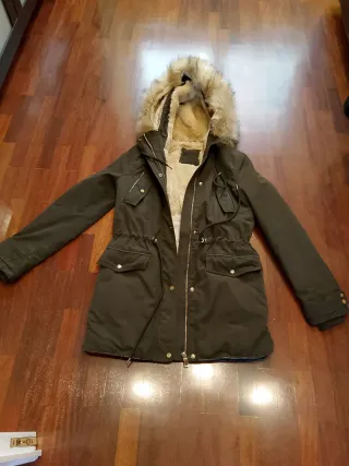 Chaqueta verde con capucha forrada