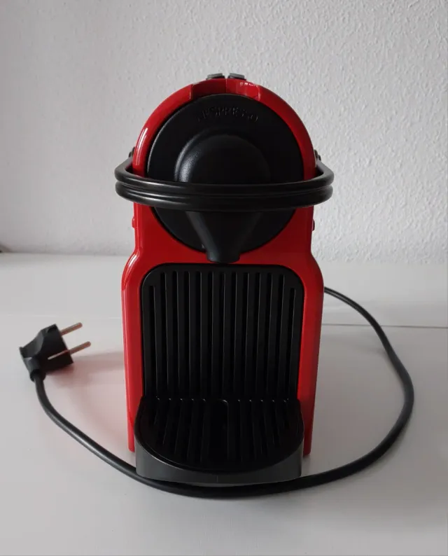 Cafetera Nespresso Inissia Roja