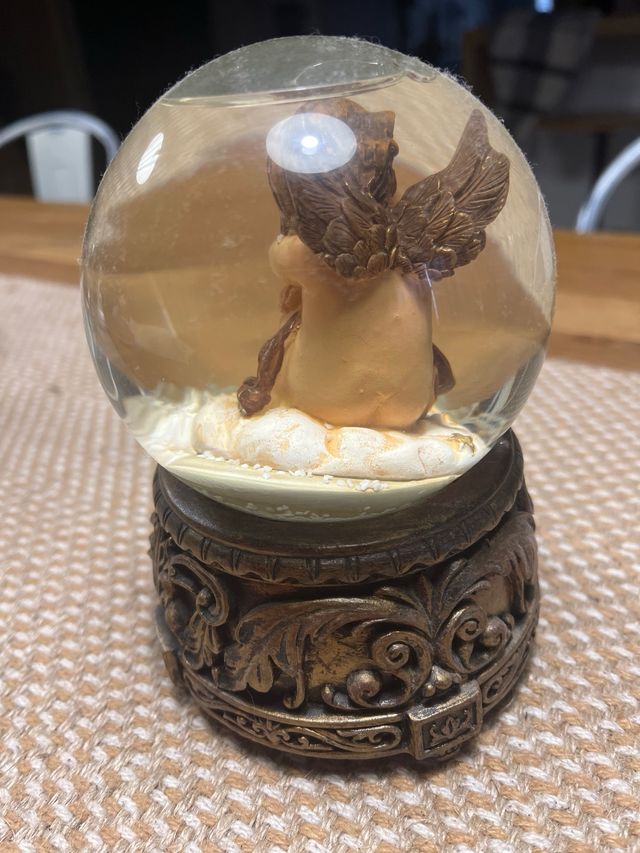 Sfera d'acqua con angelo dormiente