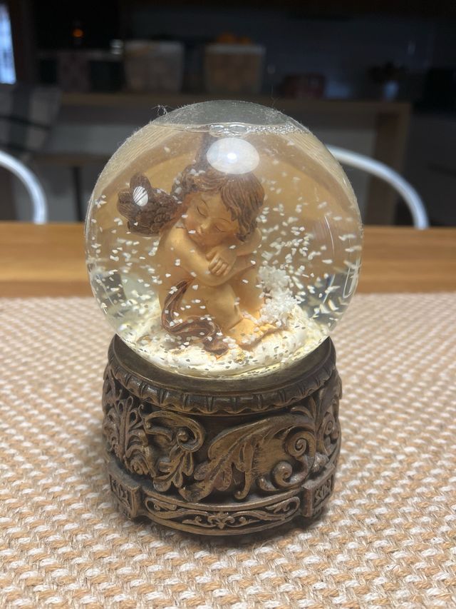 Sfera d'acqua con angelo dormiente