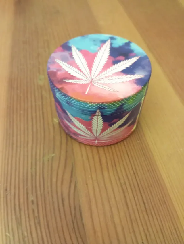 Molino de hierbas con diseño colorido