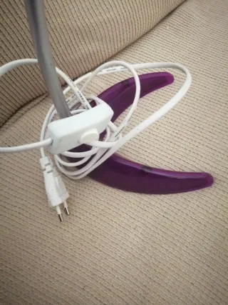 Lámpara de escritorio morada y plateada