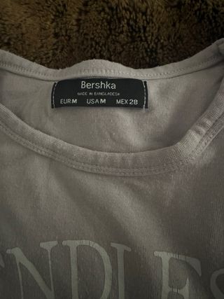 Camiseta Bershka manga larga lila estampada