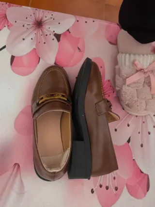 Zapatos mocasines marrones con cadena