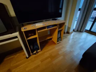 Mesa de oficina de madera y plástico