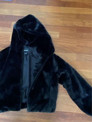 Abrigo pelo capucha negro Pull&Bear